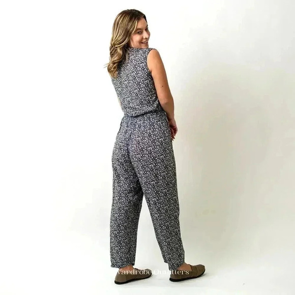 Black & White Ditsy Floral Collared Sleeveless Romper - Picture 5 of 8